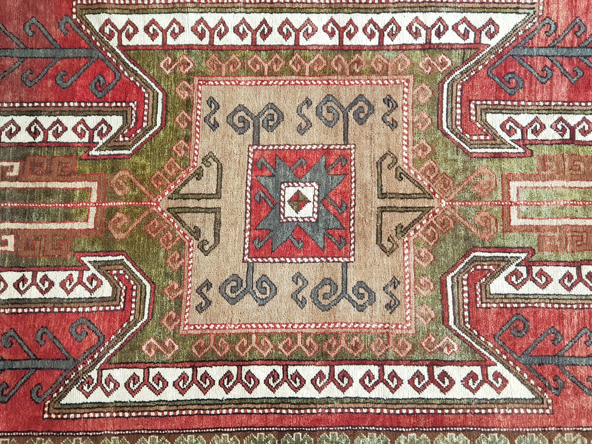Semi-Antique Turkish Taspinar Rug
