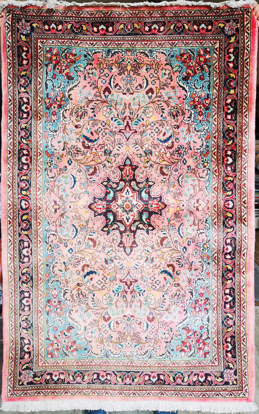 Sarouk Prayer Rug Sarouk Rug History & Origin Guide – Little-Persia